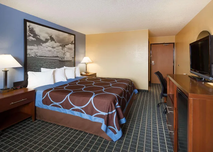 Super 8 By Wyndham Janesville