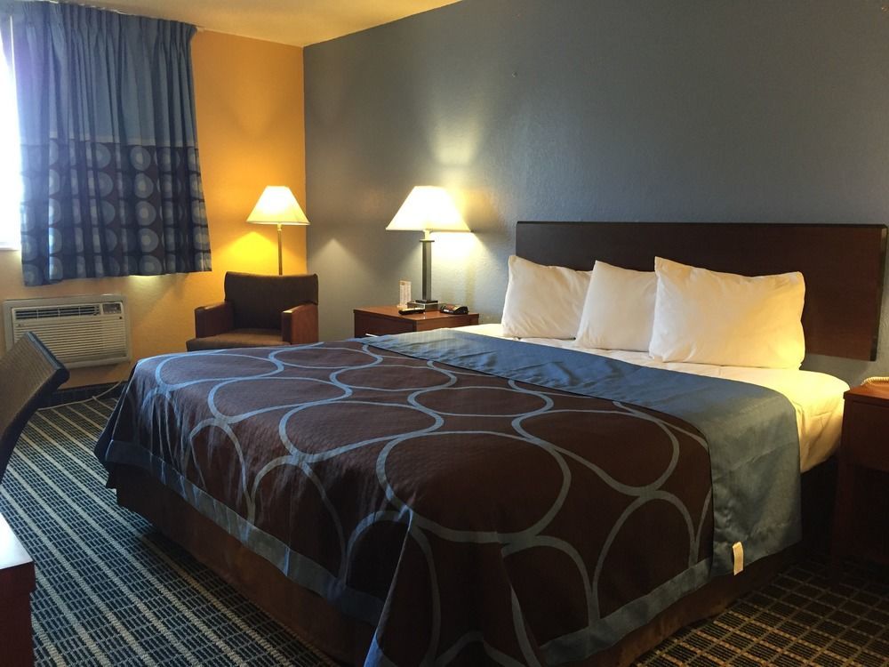 Super 8 By Wyndham Janesville